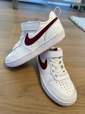 Nike Kids White and Maroon Low-Top Sneakers with Pink Pull Tab